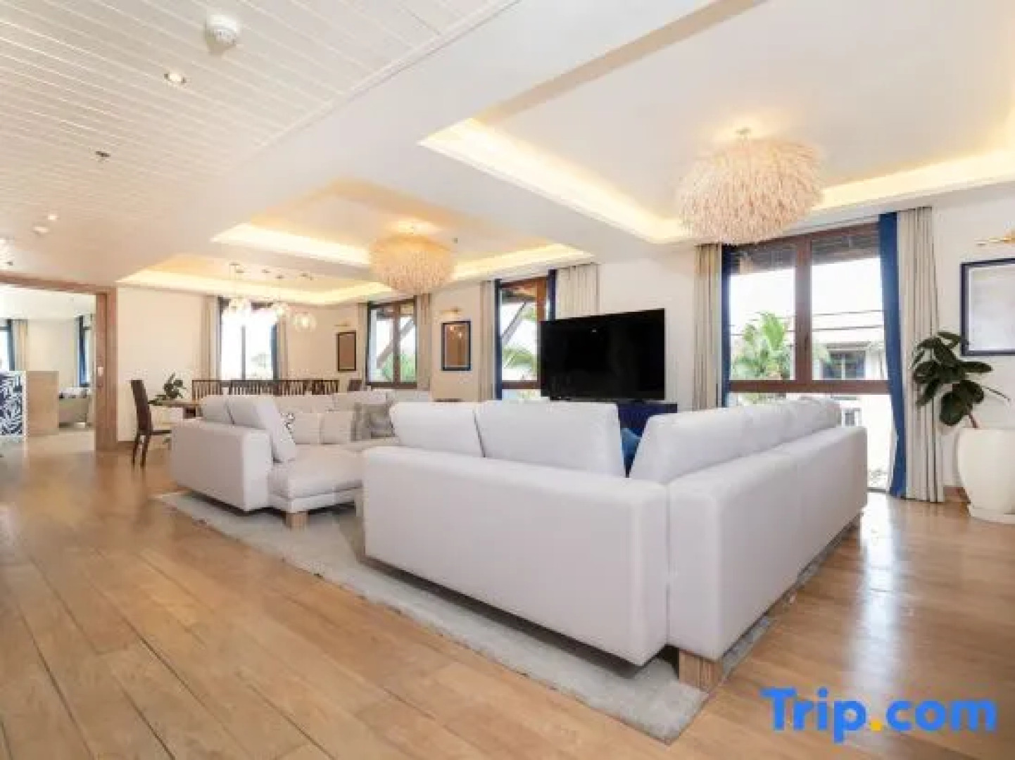 Phuket Seaview with Pool and Rooftop 4 Bedroom Skyvilla