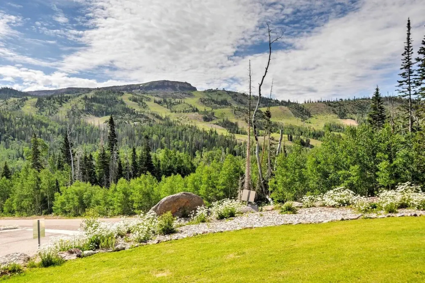 Ski-in/ski-out Brian Head Condo w/ Pool Access!