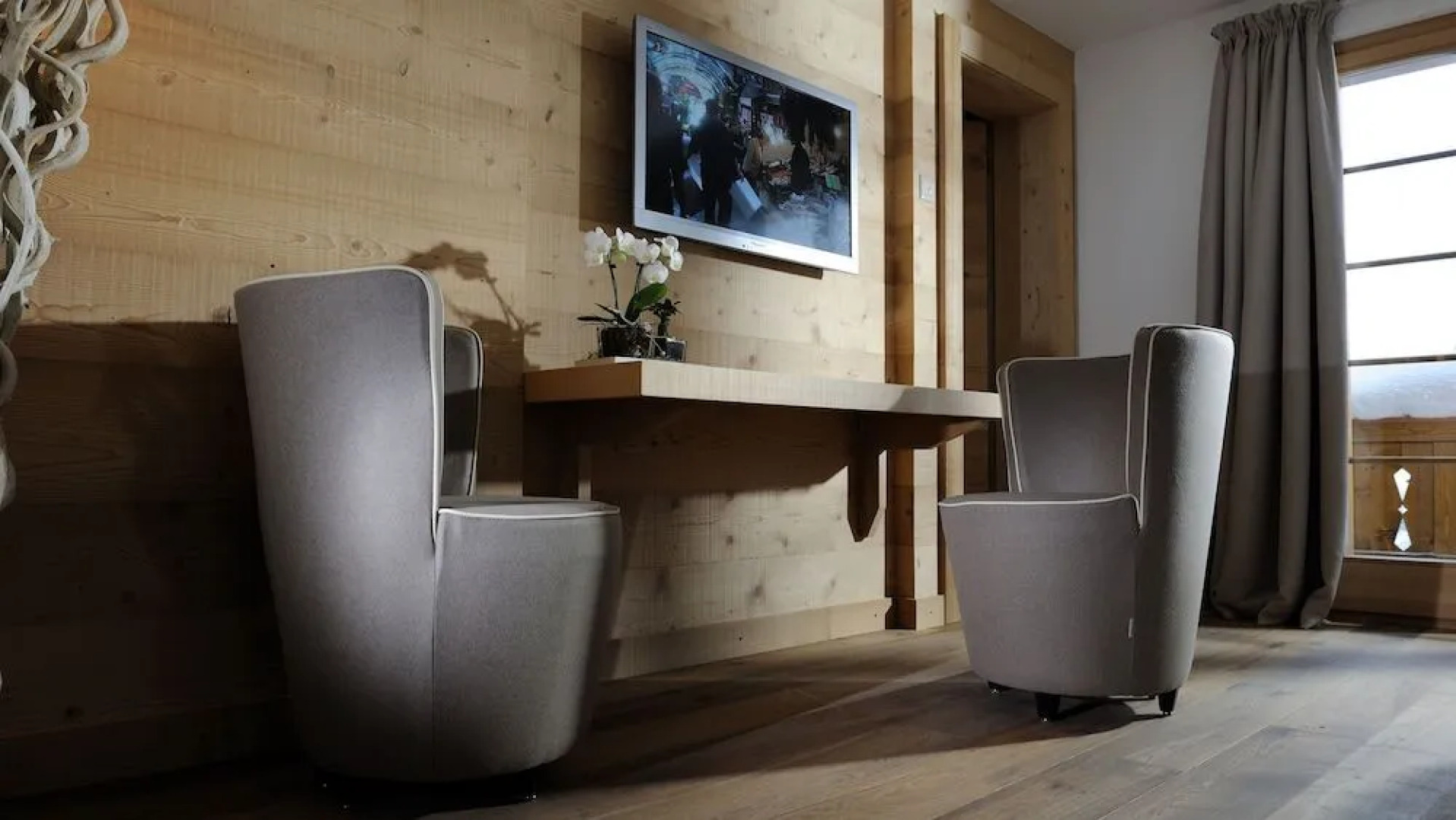 Hotel des Alpes by Bruno Kernen