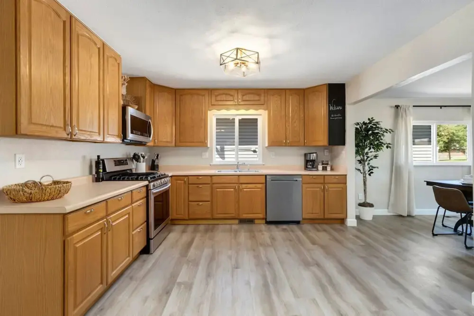 Downtown Windsor Home With Hot Tub & Pool Table