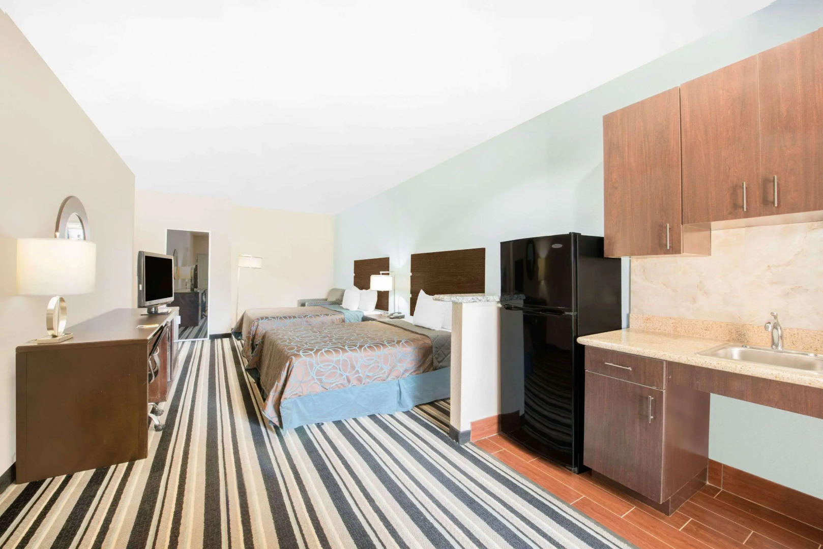 Super 8 by Wyndham Dilley TX