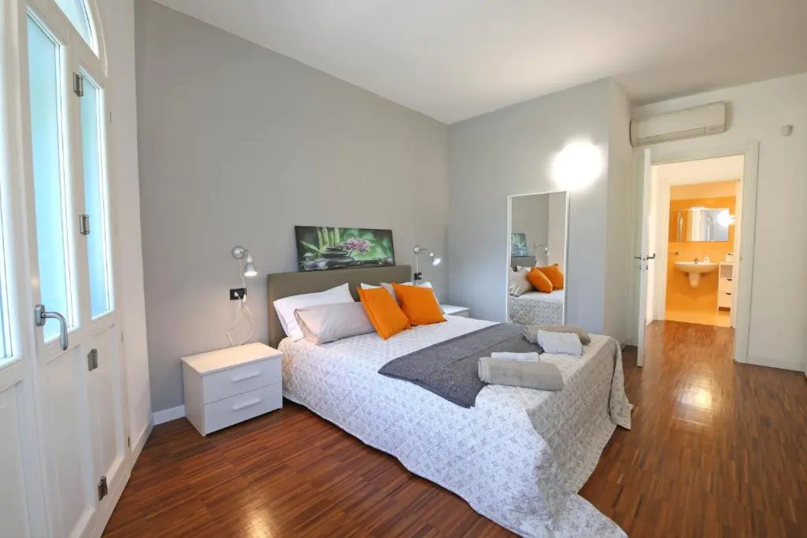 BELLAGIO DREAMS APT, pool, with private garden, near lake