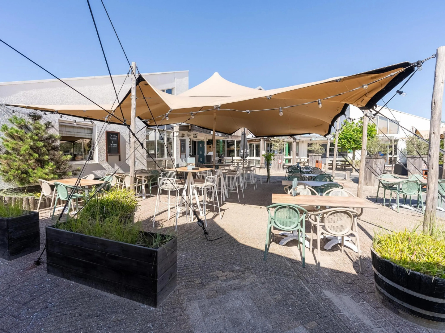 Thatched Holiday Home With two Bathrooms Near the Sea