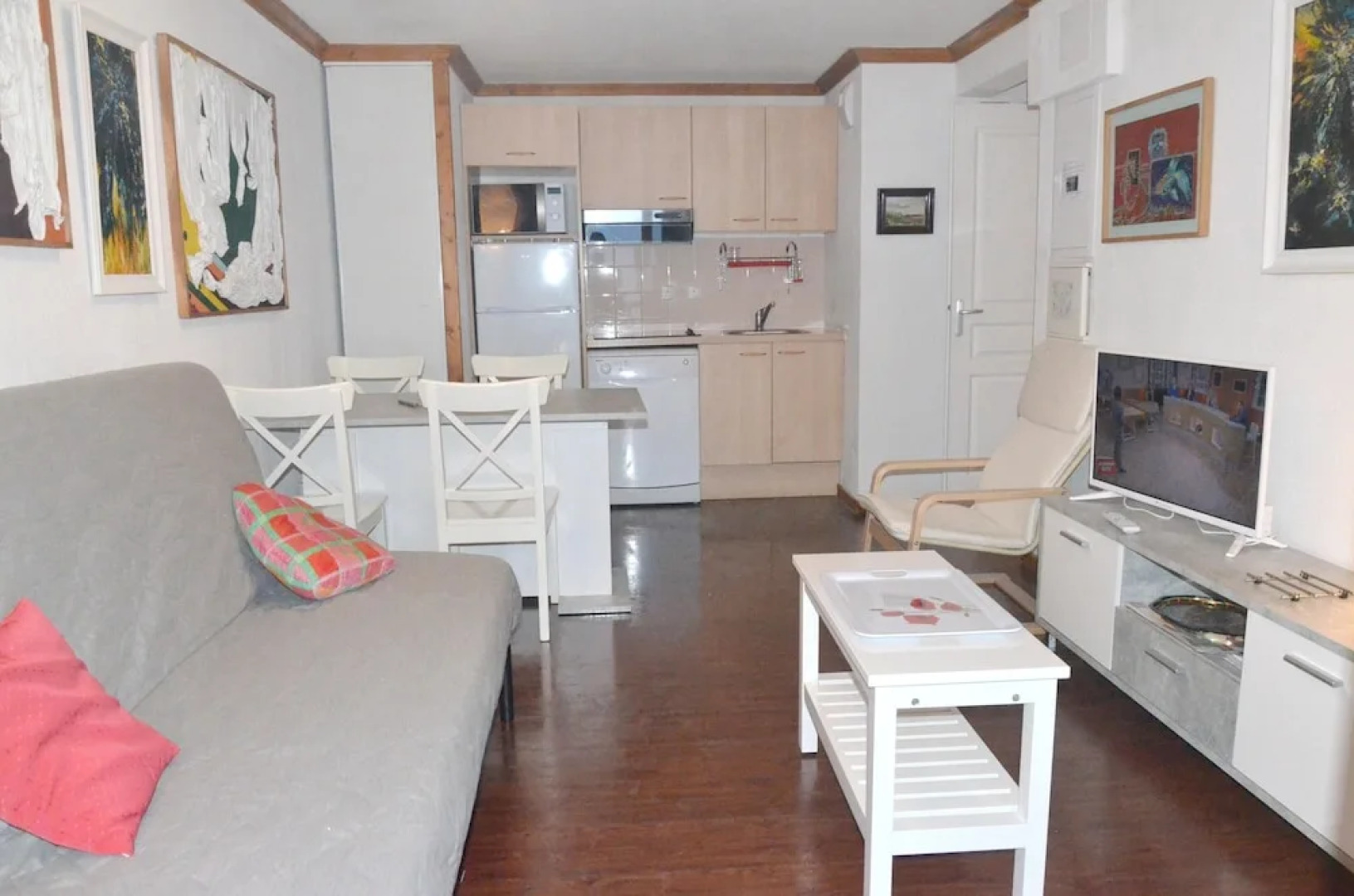 Apartment With 2 Bedrooms in Besse-et-saint-anastaise, With Wonderful Mountain View, Shared Pool and Wifi