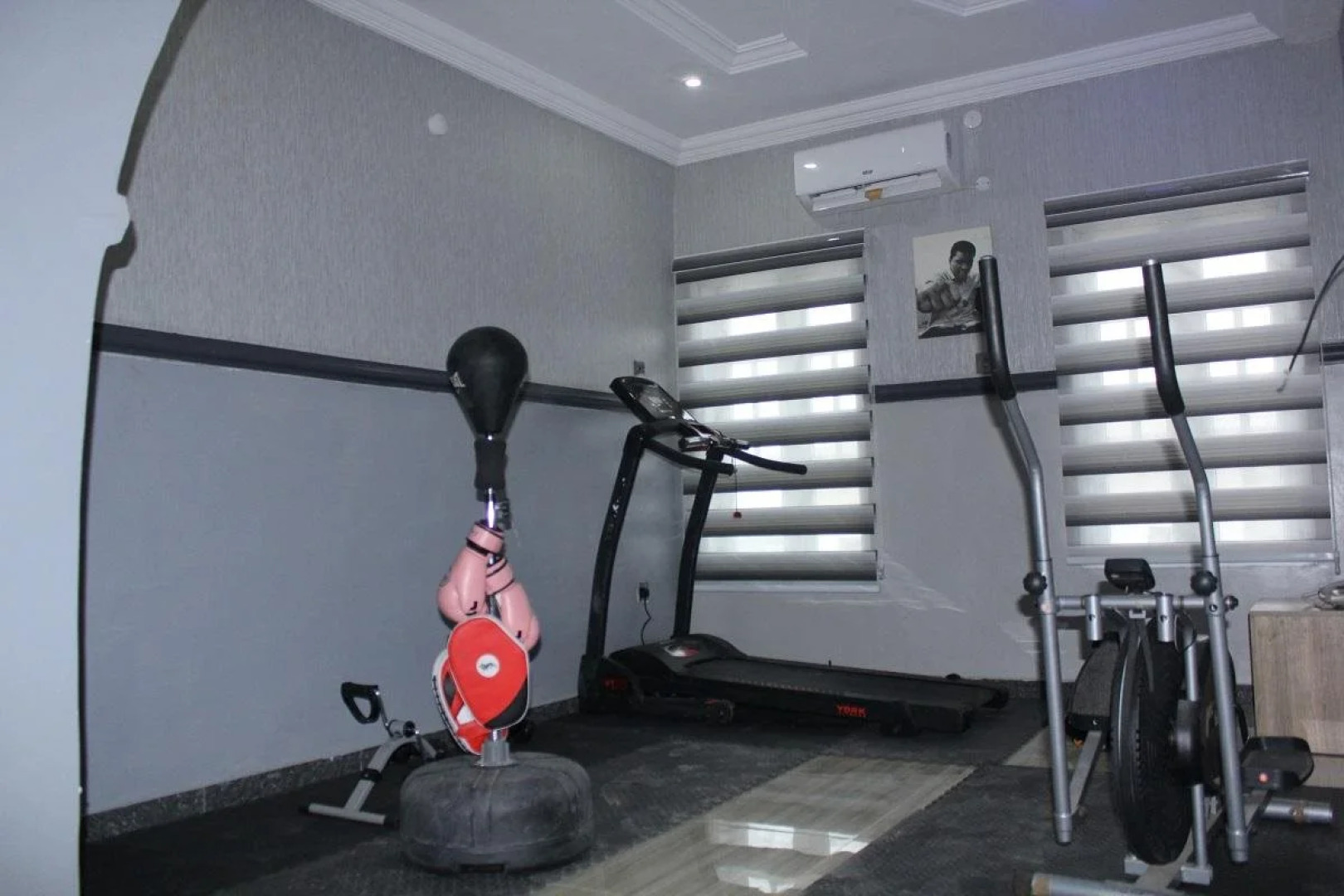 Euro Lounge and Suites