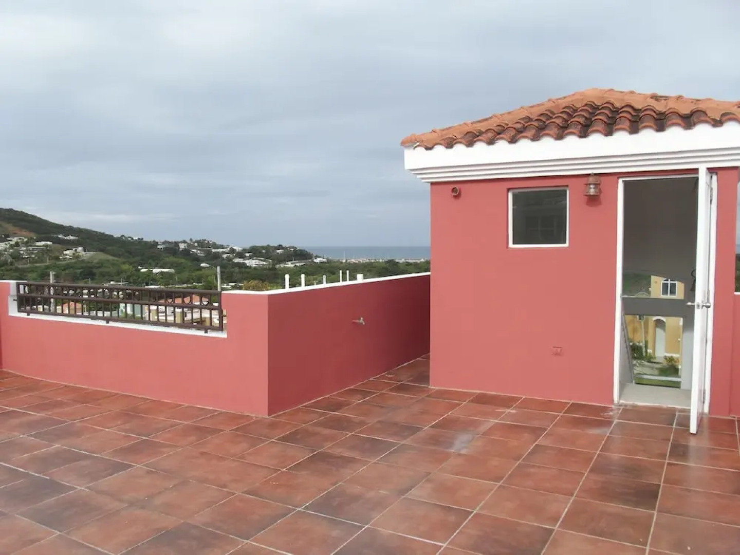 Beautiful Home At The Hill With Private Pool