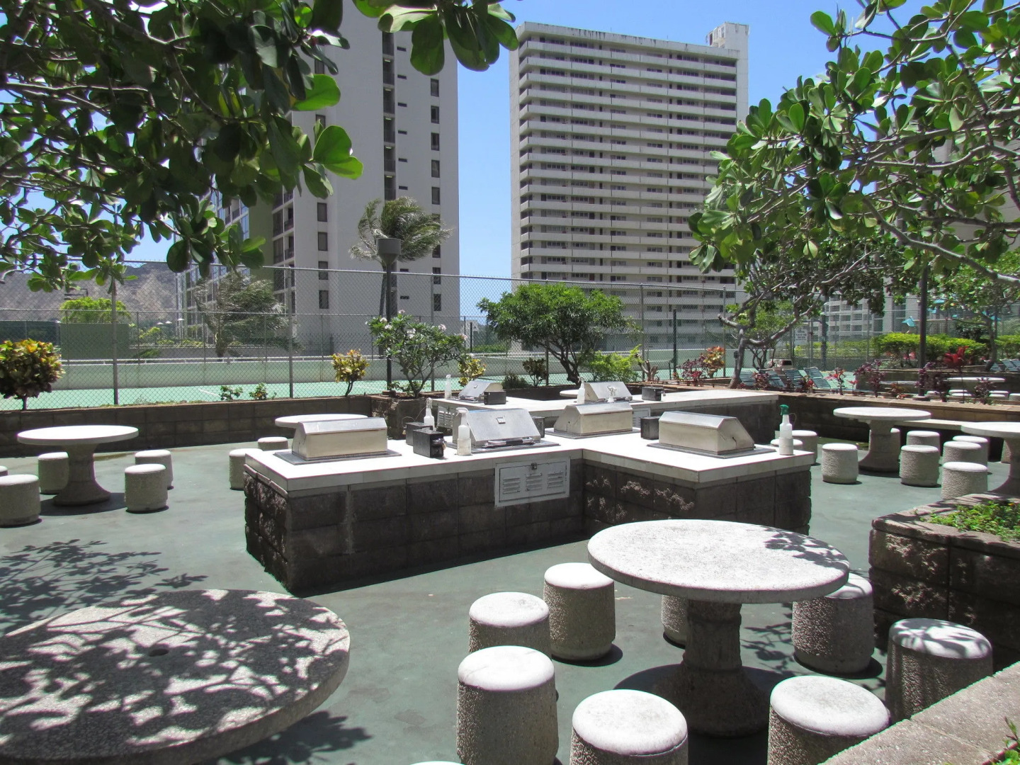 Waikiki Banyan - Walk to the Beach