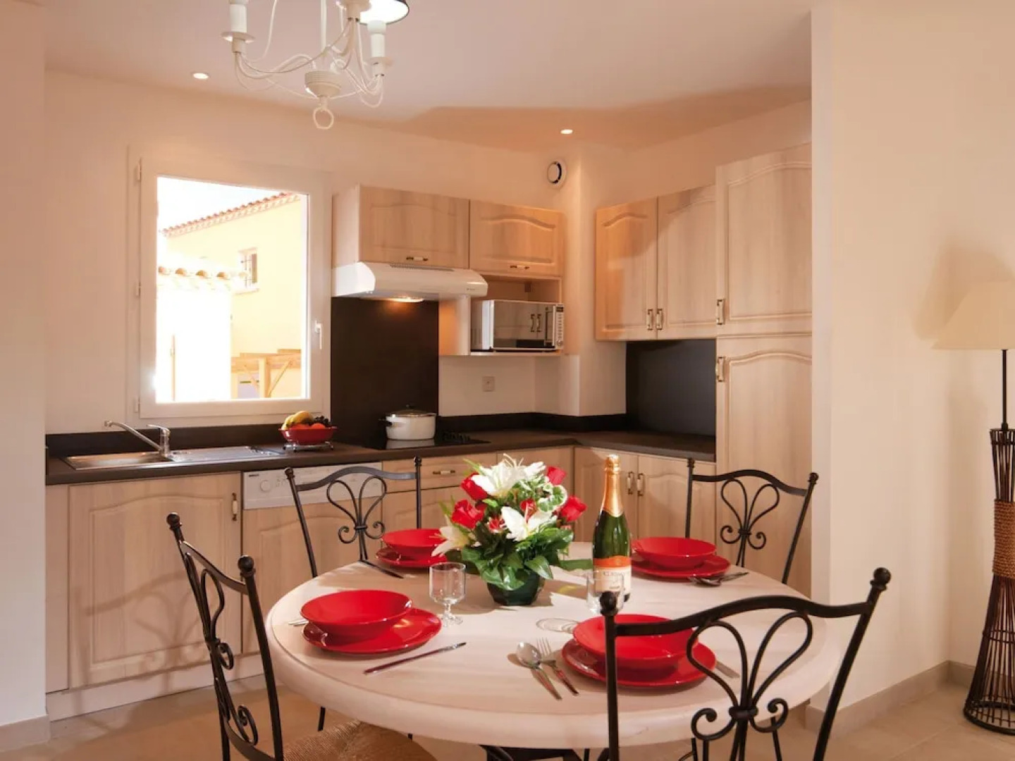 Spacious Holiday Home With Dishwasher and AC, in the Luberon