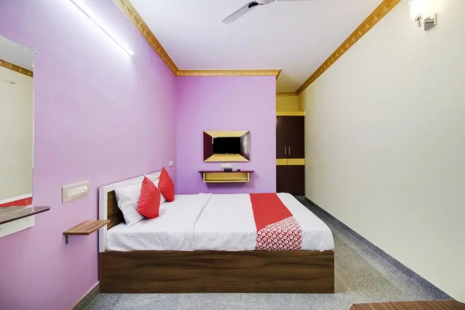 Pnk Royals by OYO Rooms