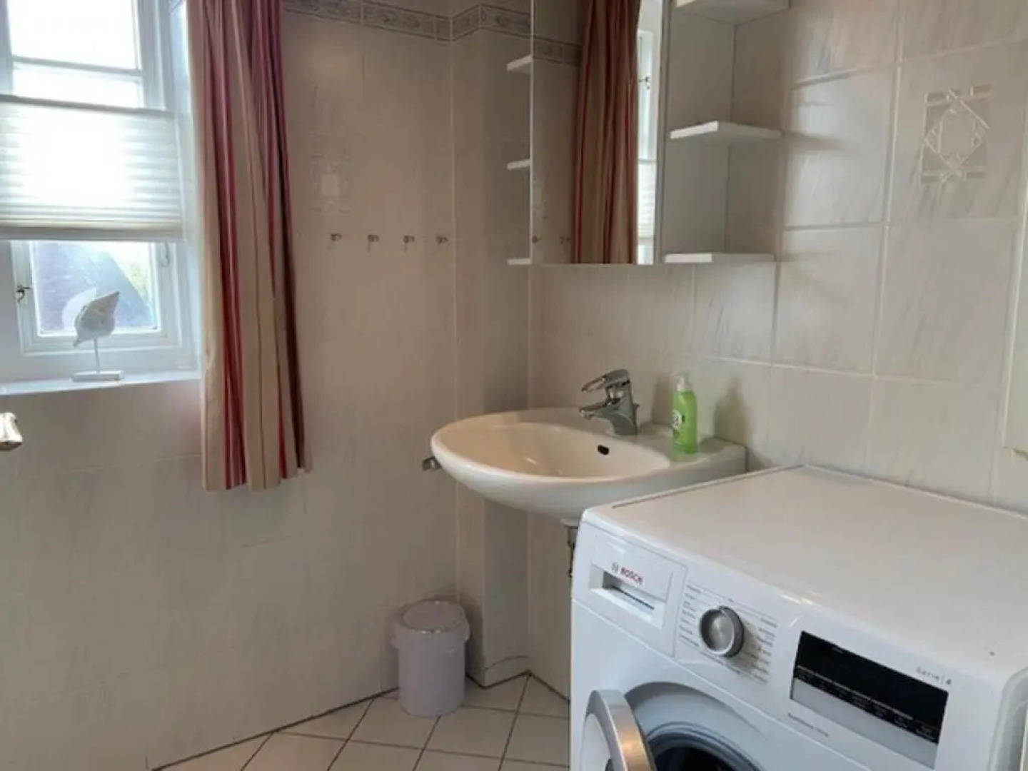 Strandstraße 28, Haushälfte links