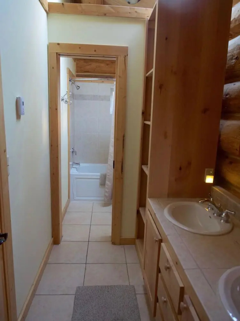 Cliffs & Stream Log - 3 Br Cabin