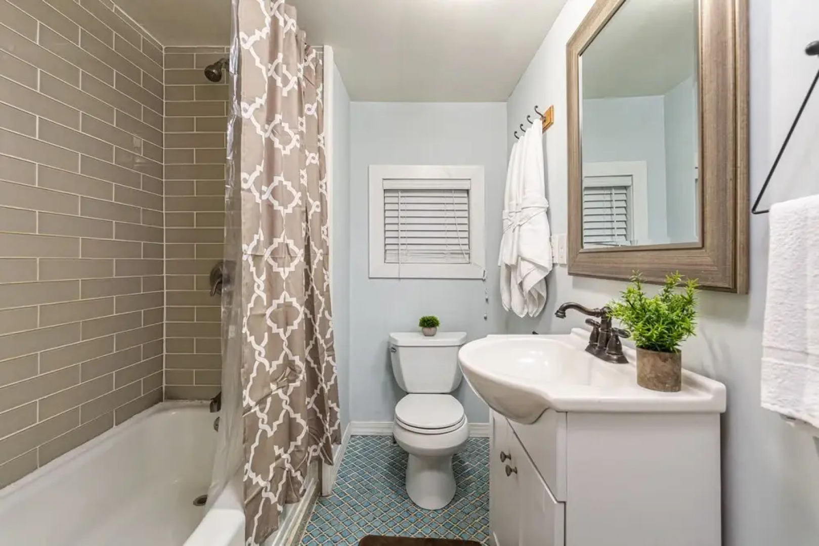 Mountain Modern Getaway Hot Tub and Arcade Games