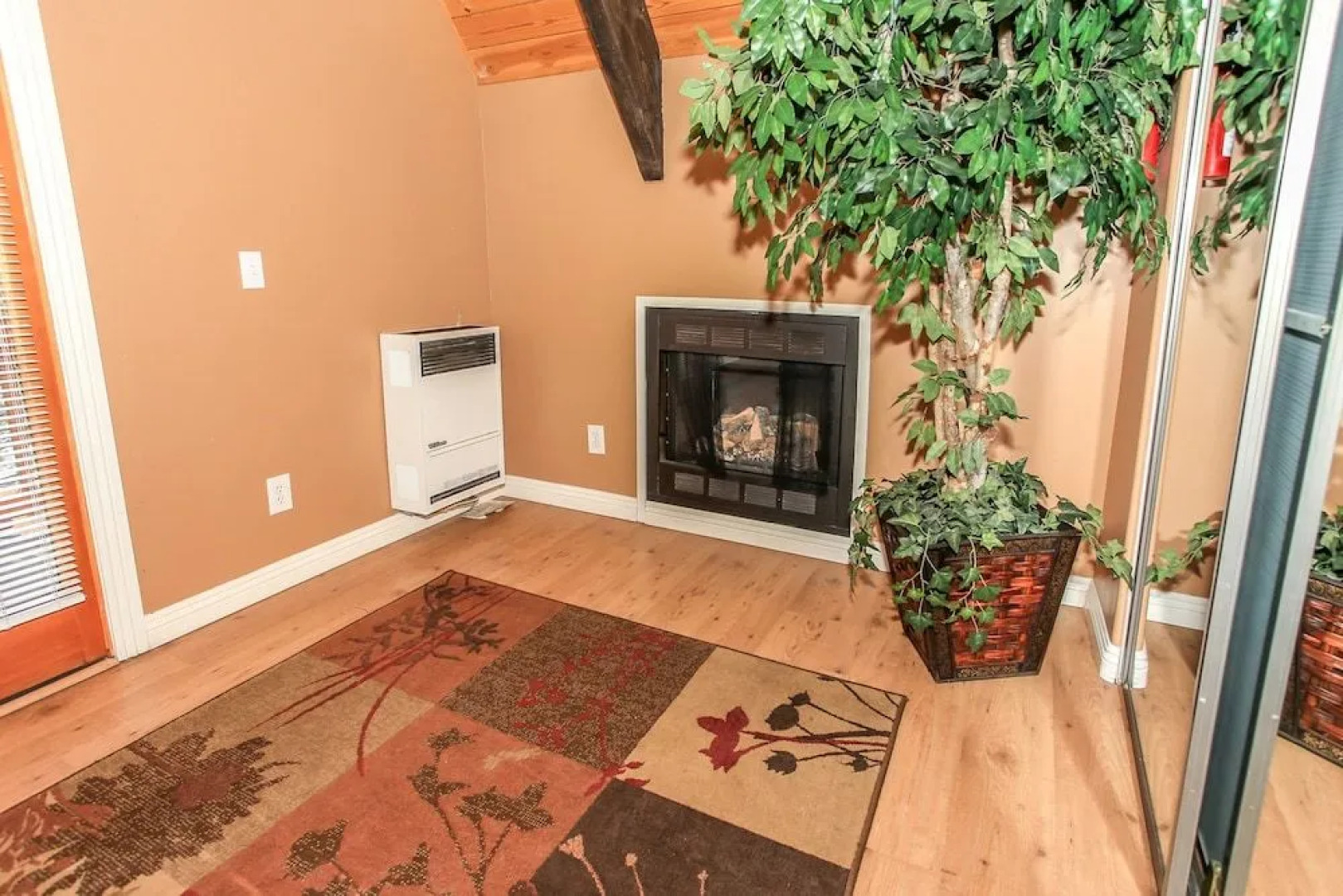 RedAwning "Cabin Big Bear" by the Lake