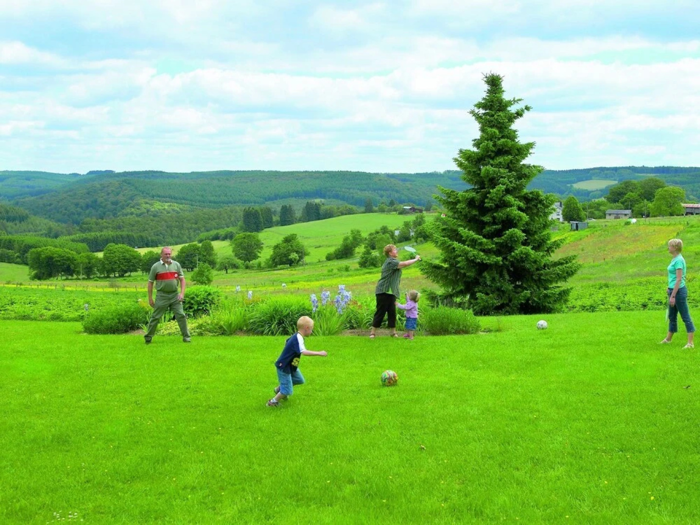 Calm Holiday Home with Garden in Bièvre