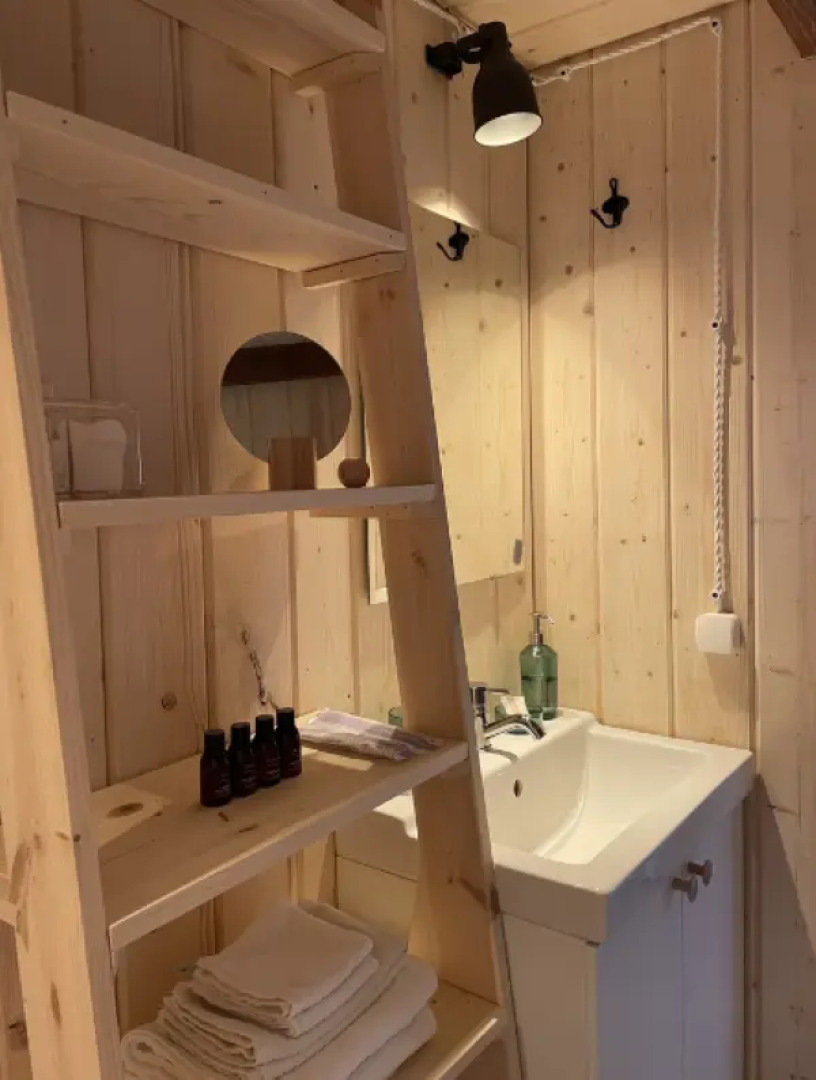 Черный домик