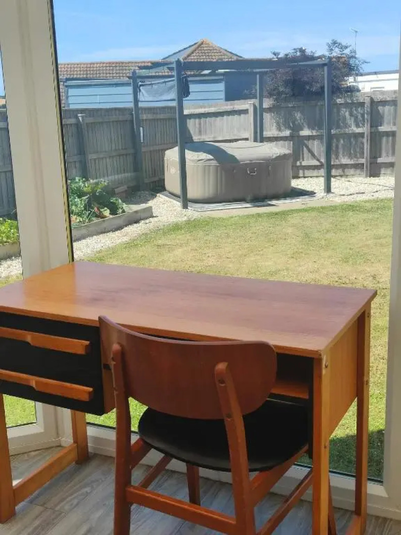 Seaside bungalow with hot tub 5 mins walk to beach