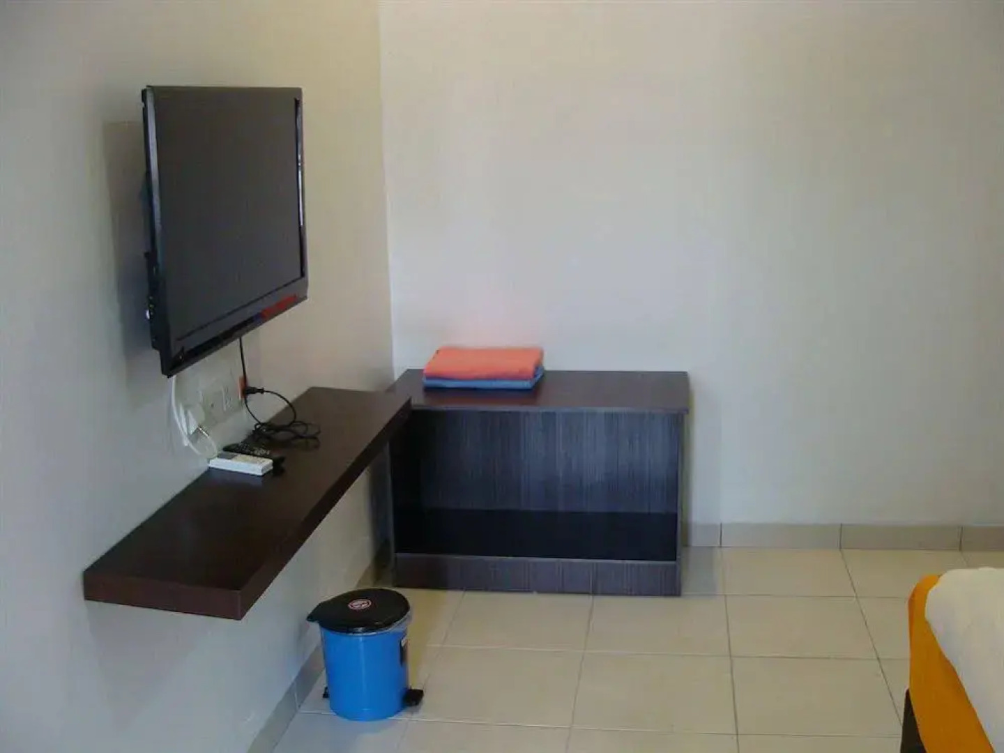 White House Homestay