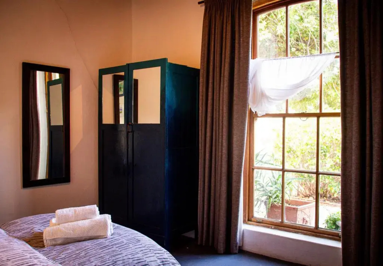 Ebonymoon Guest House and Studio