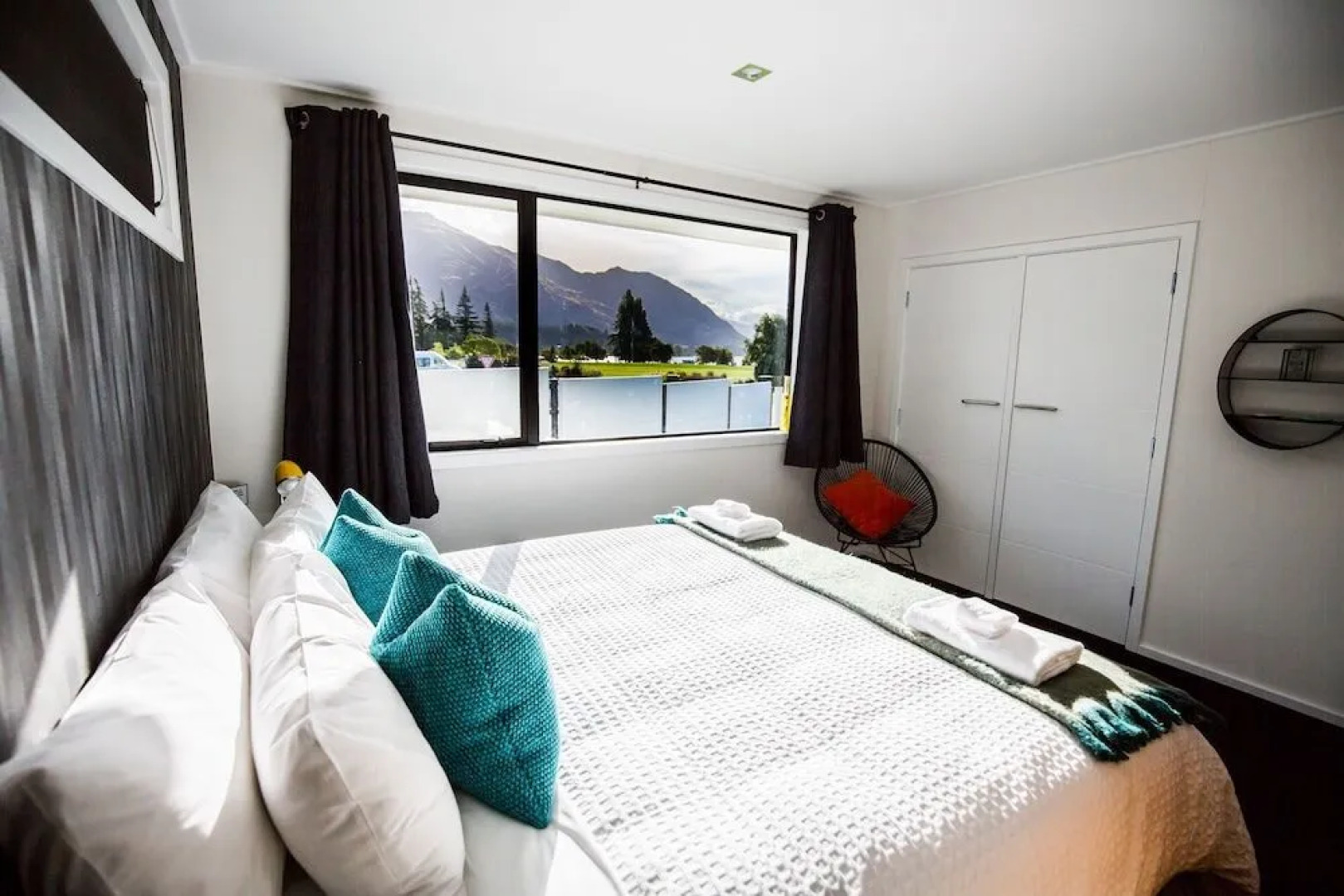 Wanaka Lakefront Gem