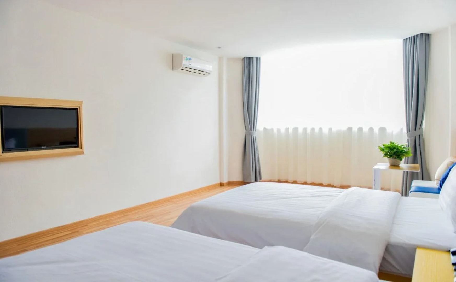 IU Hotel Guilin Zhengyang Road Pedestrian Street