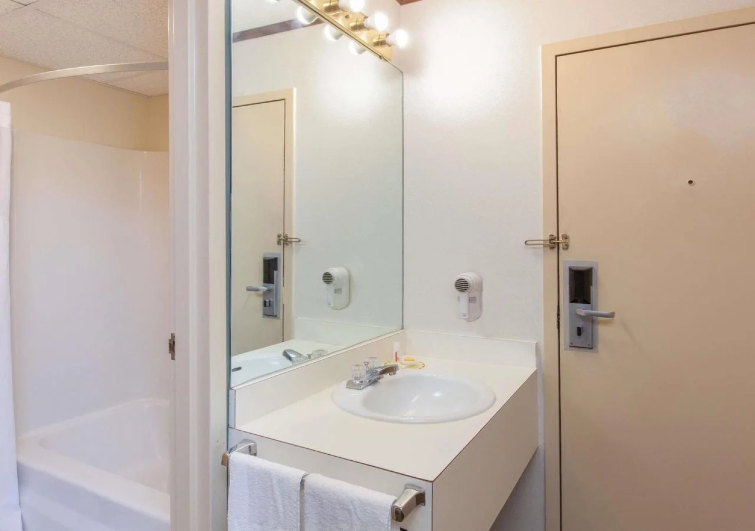 Schenectady Inn & Suites