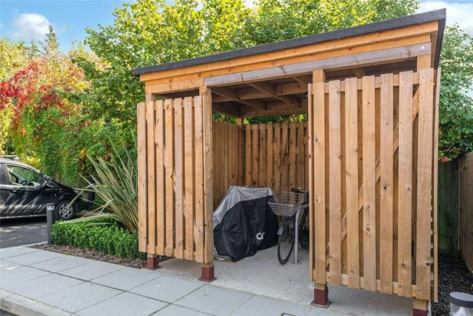 2 Bed 2 Bath Apt Close to Reigate Station - 2230