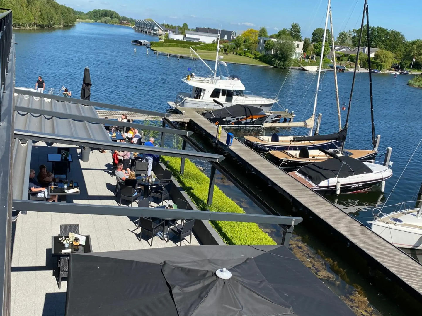 Näher am Wasser kann man nicht wohnen!