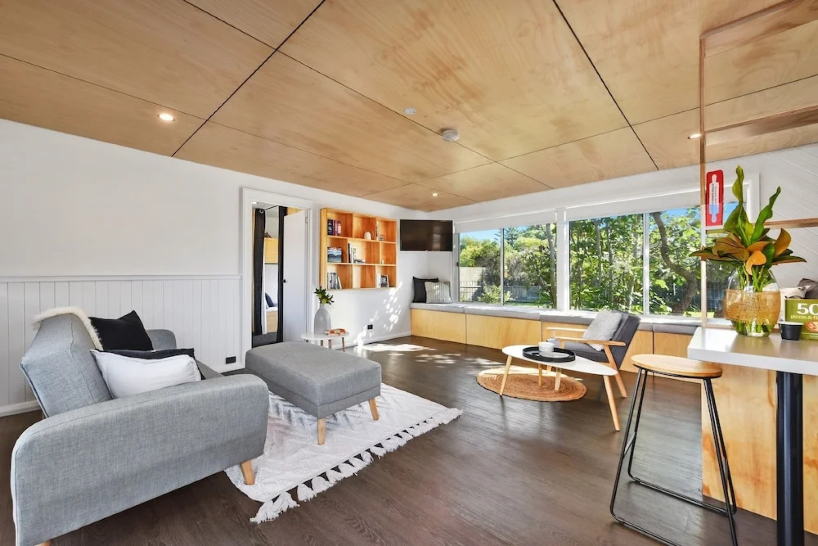 3 Bedroom Entertainer with Bungalow Next To Beach