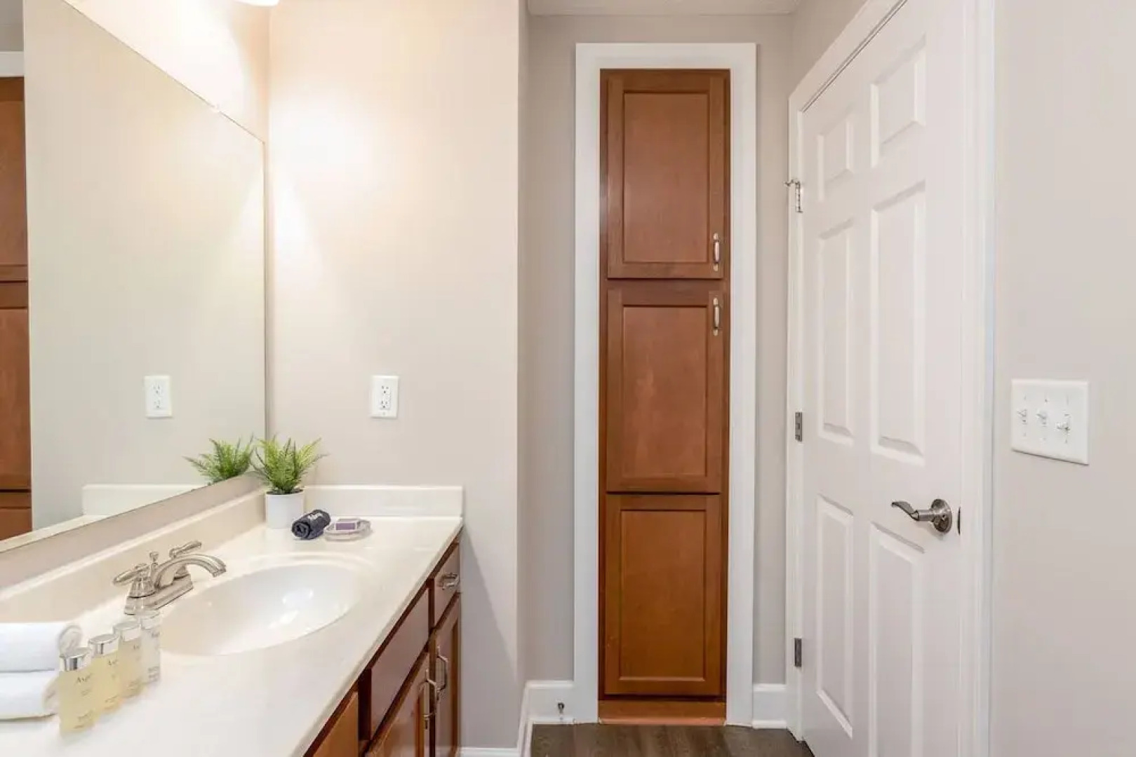 Woodland Penthouse 2BR W D Pool Gym Walkable