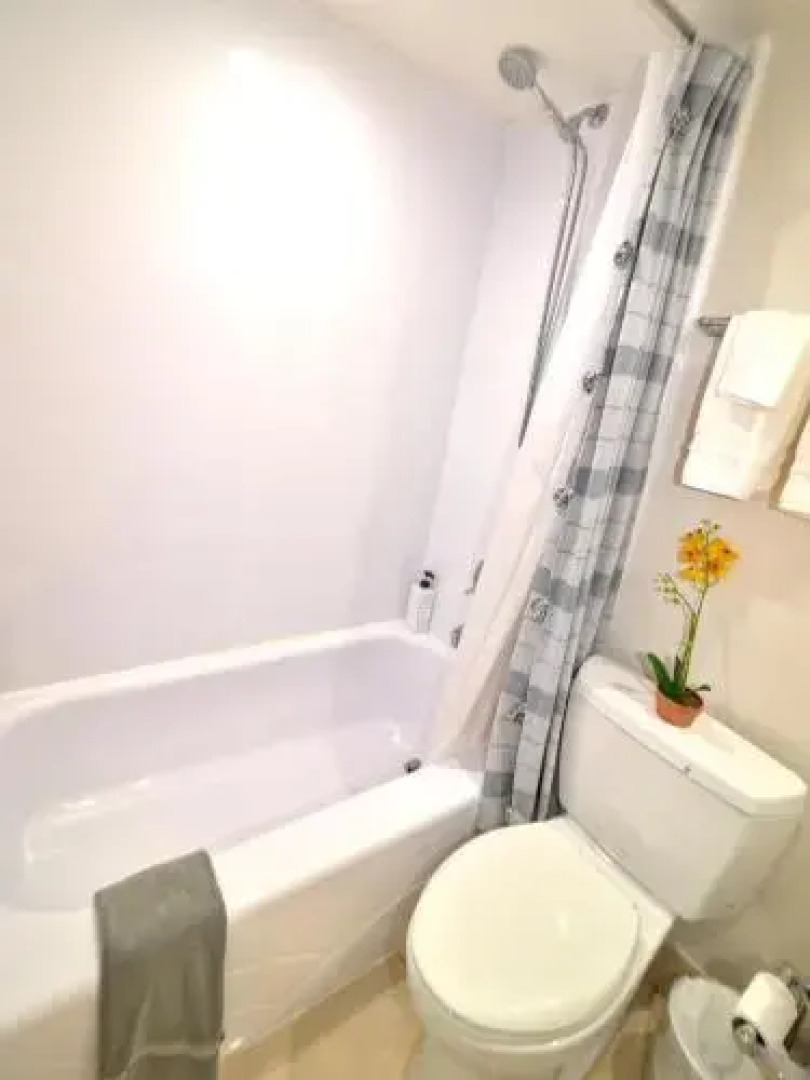 Tropical Beach Condo - Pool, Parking, 86" TV, WiFi