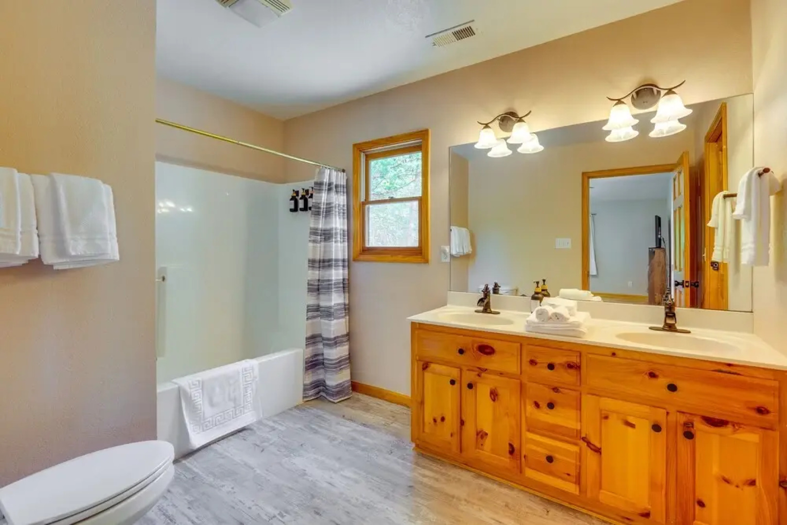 Cozy Murphy Cabin Retreat: Hot Tub & Mtn Views!