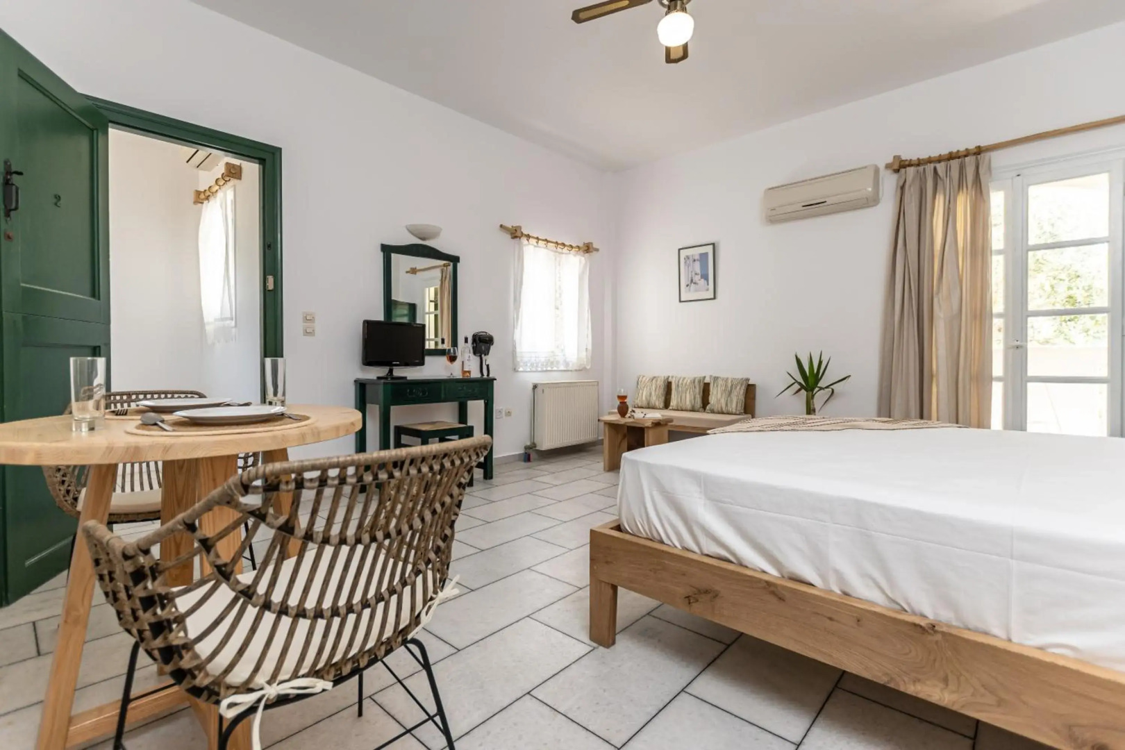 Studios Vrettos Beachfront Hotel