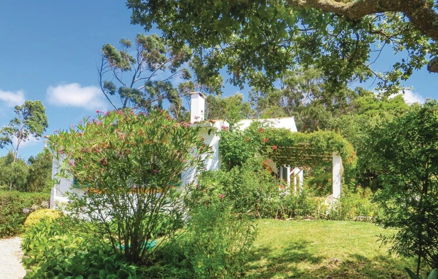 Stunning Home in Urzal- Carvoeira With 2 Bedrooms and Wifi