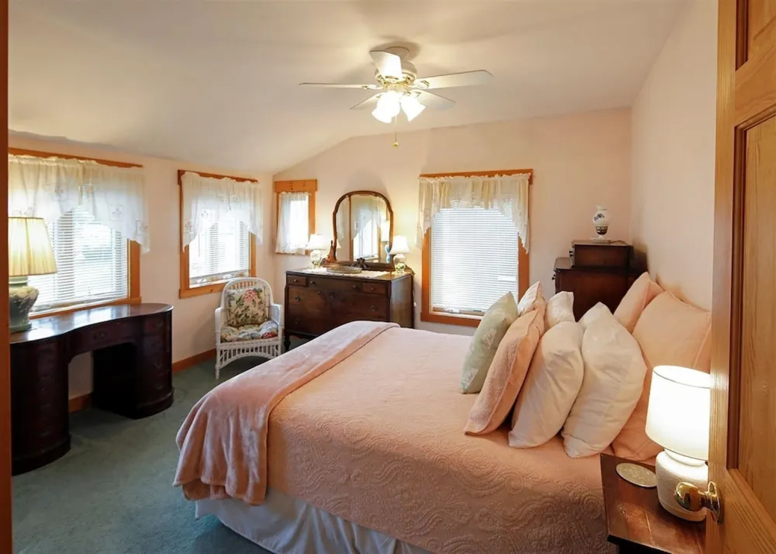 Cozy Cove Cottage Limit 6 3 Bedroom Cottage by RedAwning