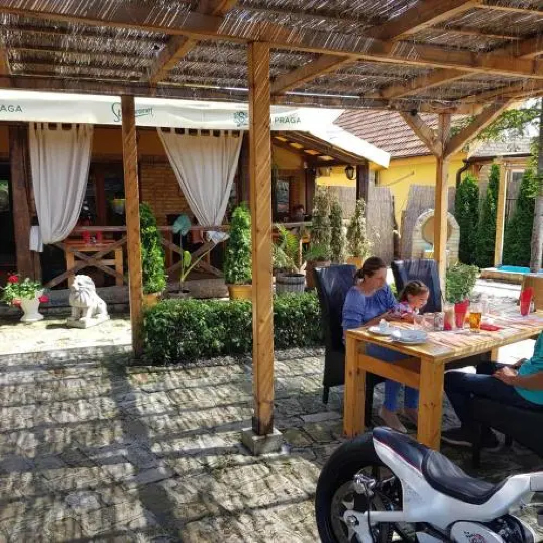 Roadside Restaurant & Caffe Bar