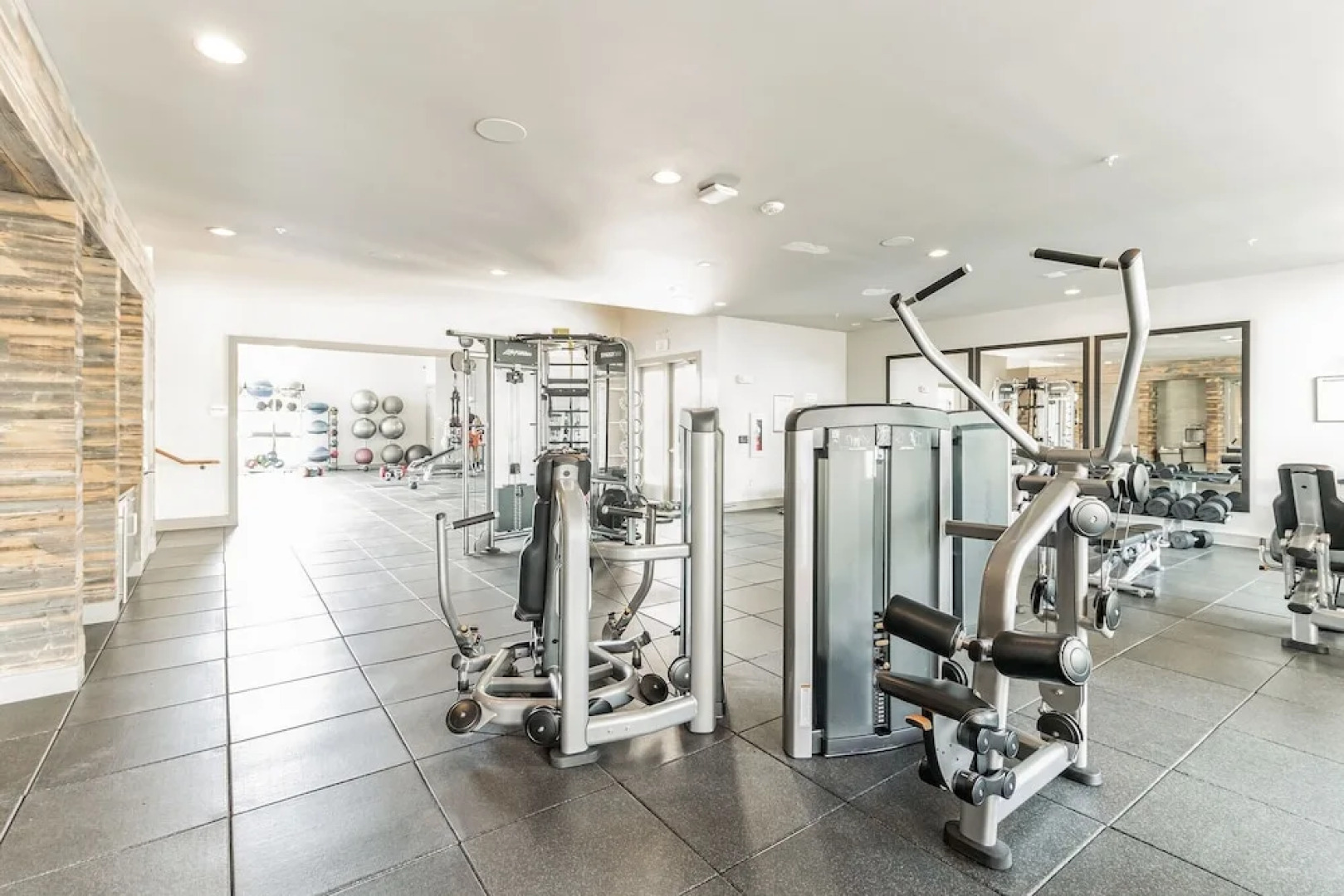 Location! Location! Cozy & Luxe 1 Bedroom Apts by Redawning