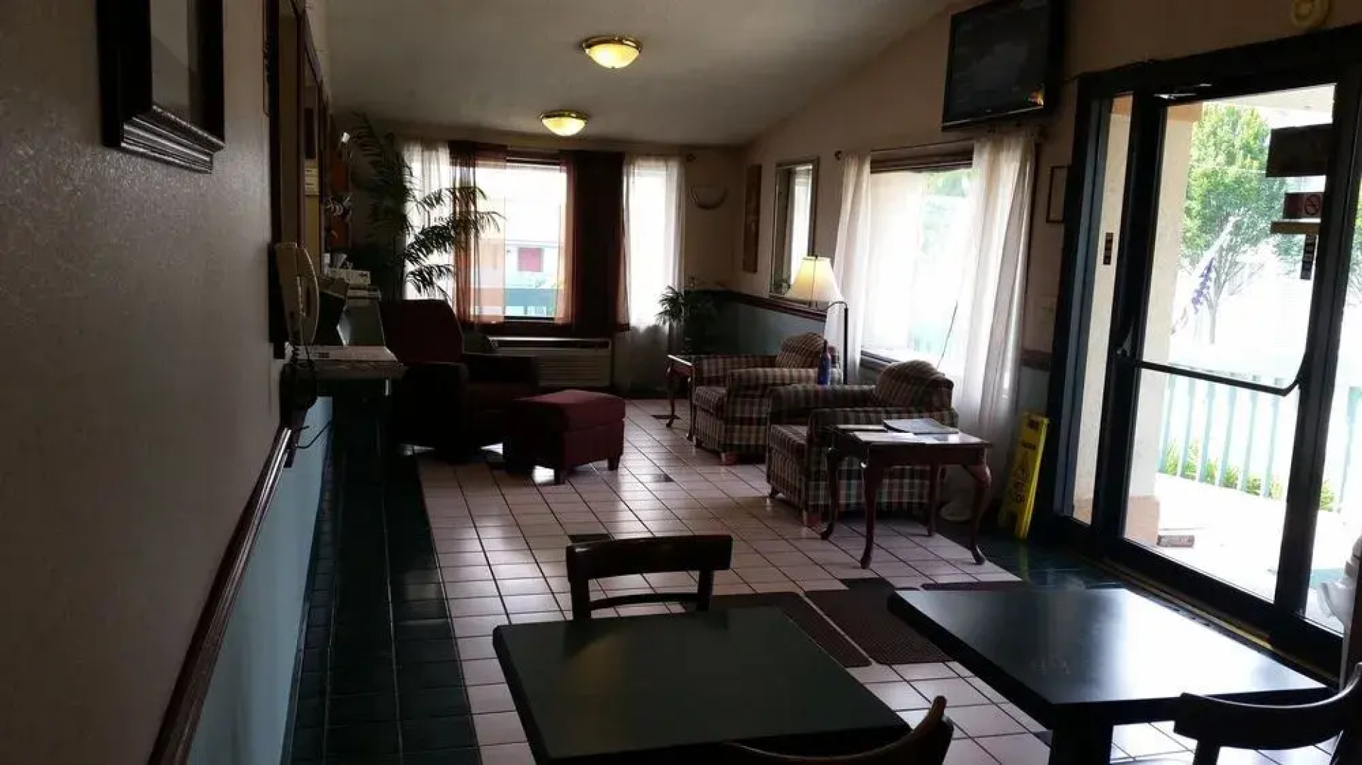 Super 8 Motel - Clarion