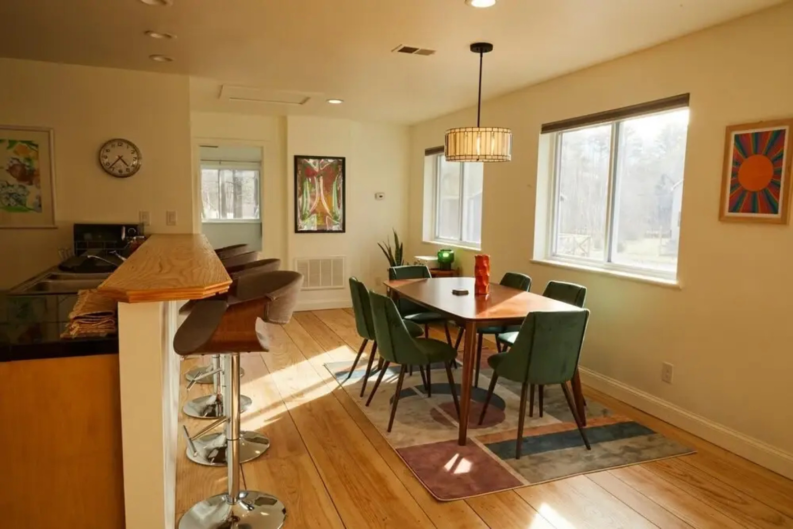 Mountain Retreat w hot tub Near Waterfalls