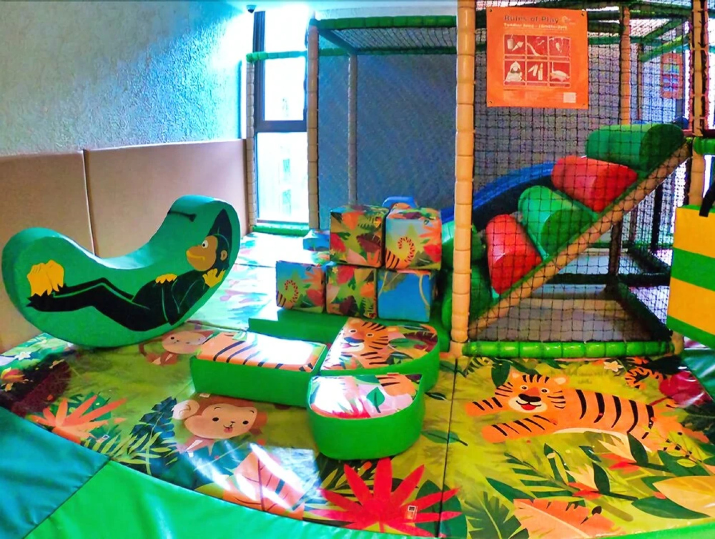 Balcony Courtyard Hotel & Serviced Apartment