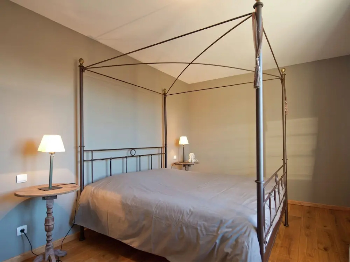 A beautiful new luxury villa close to Uzès.