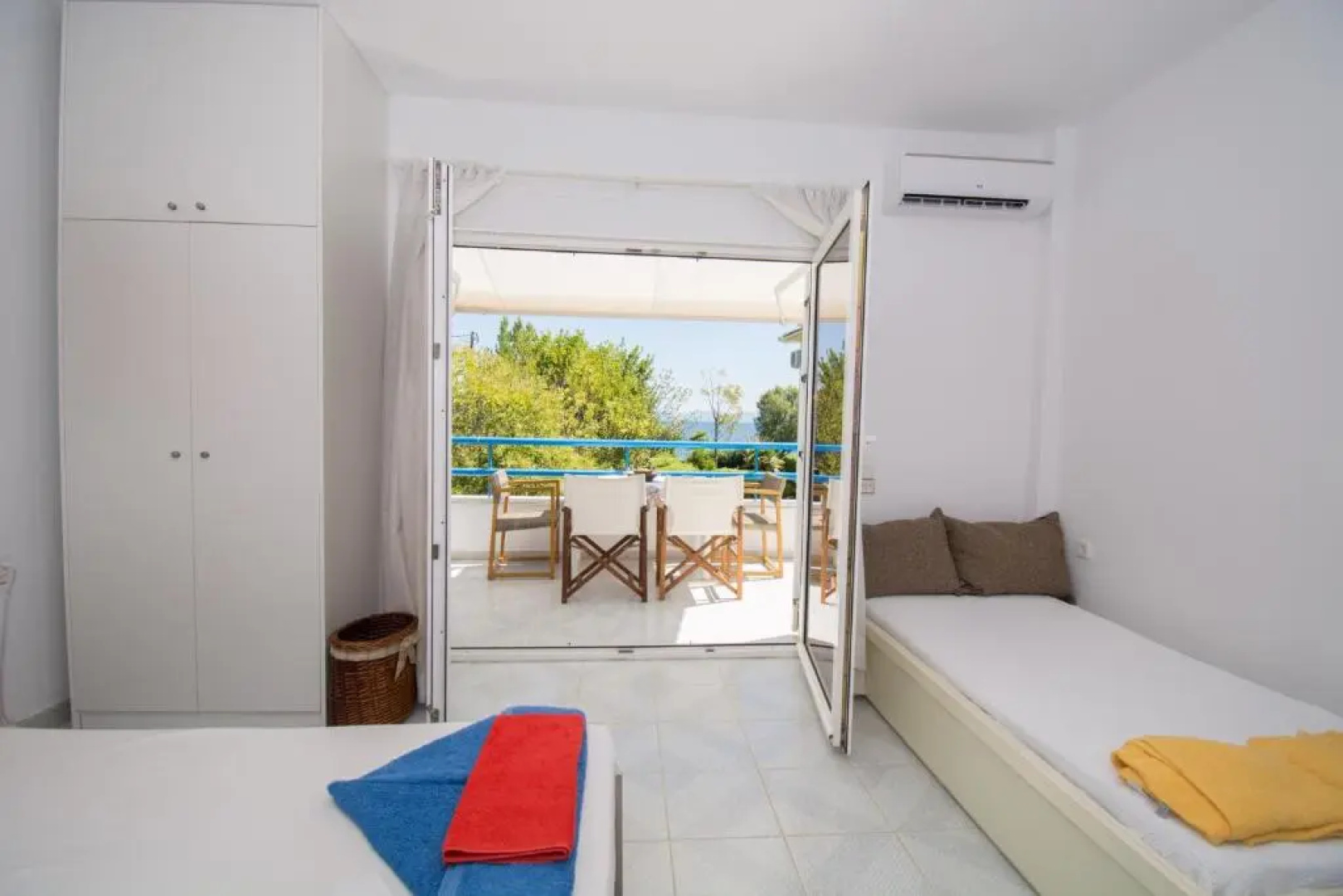 Romantic Seafront Studio - Dream Garden