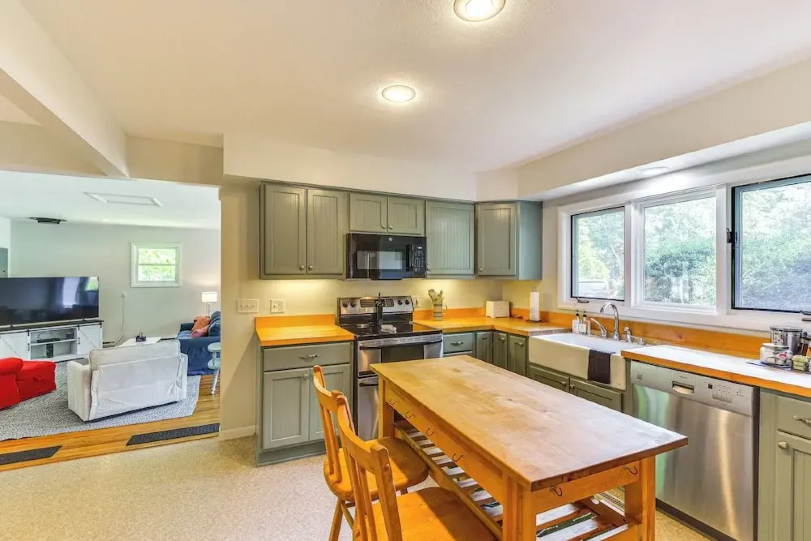 Charming Union Pier Home w/ Deck: Half-mi to Beach