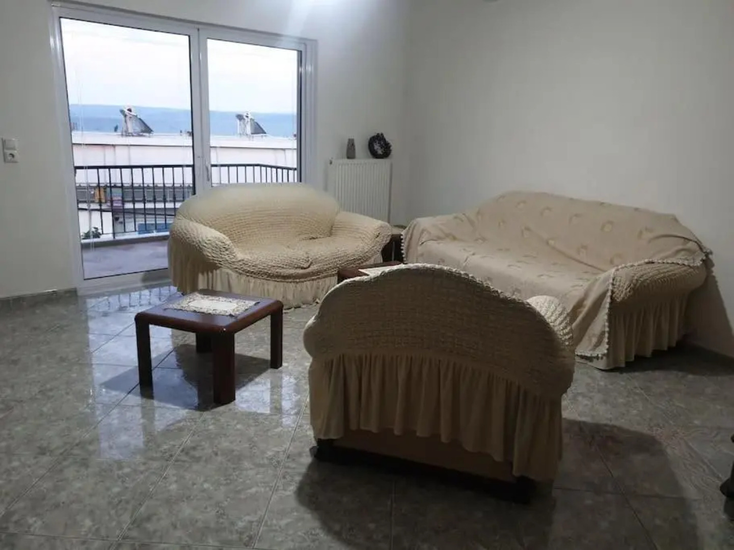 Πολυτελής όροφο διαμέρισμα, κοντά στην παραλία με εσωτερικό τζακι.