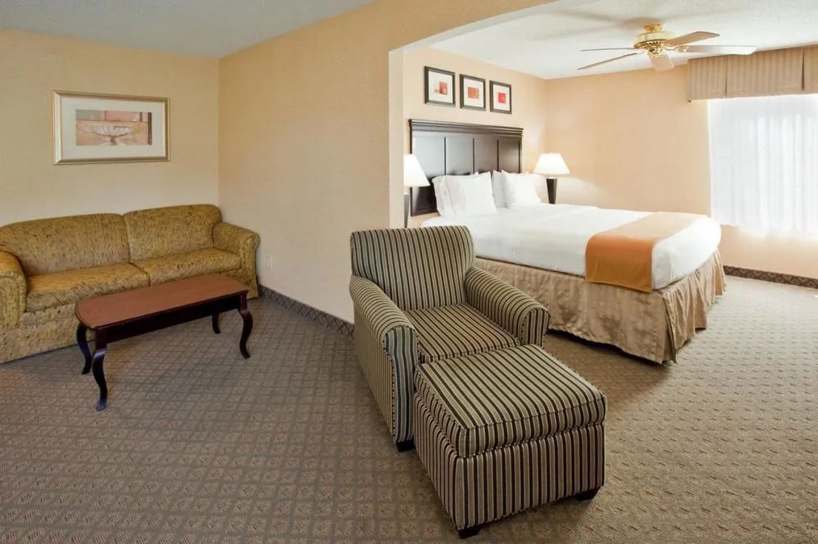 Days Inn & Suites South Boston