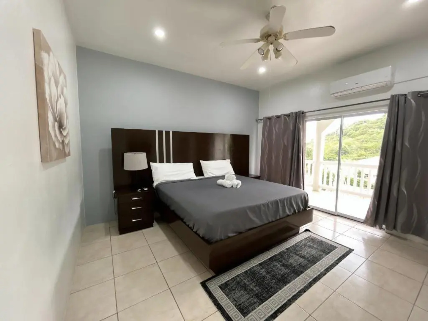 Luxury 5BD Villa - Massive Pool & Outdoor Vibe
