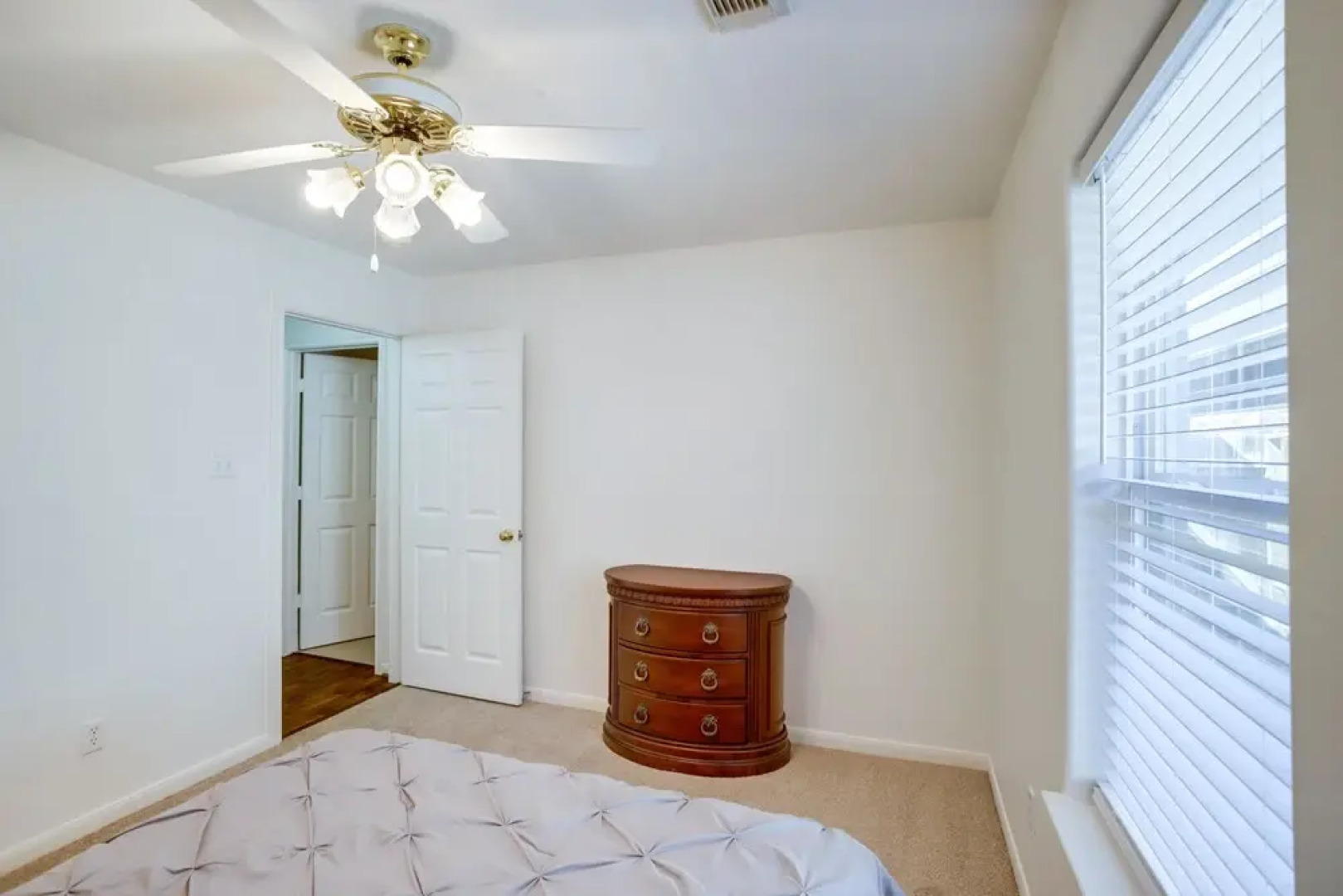 Pet-friendly Spring Home - 4 Mi to Six Flags!