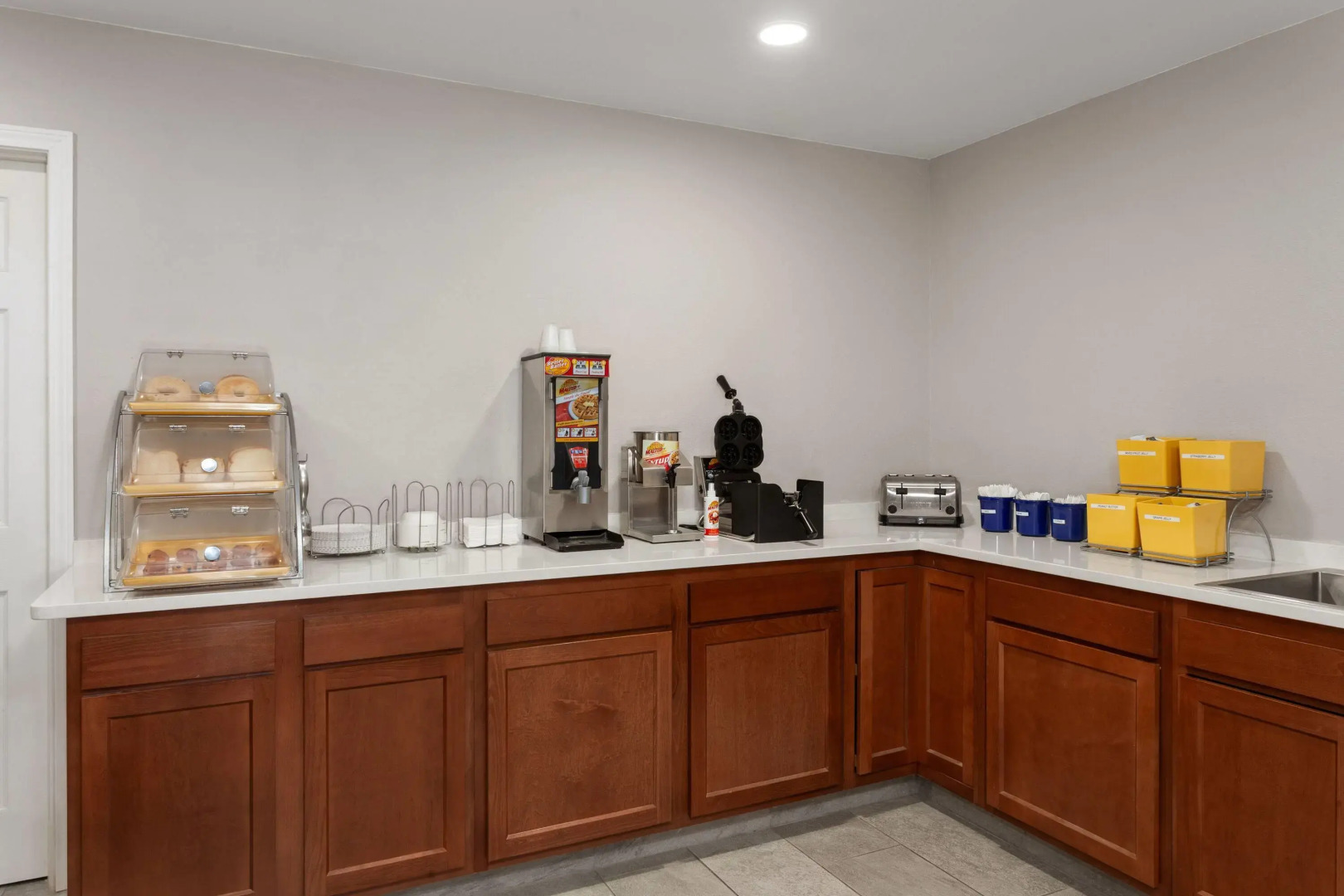 Days Inn & Suites by Wyndham Kaukauna WI