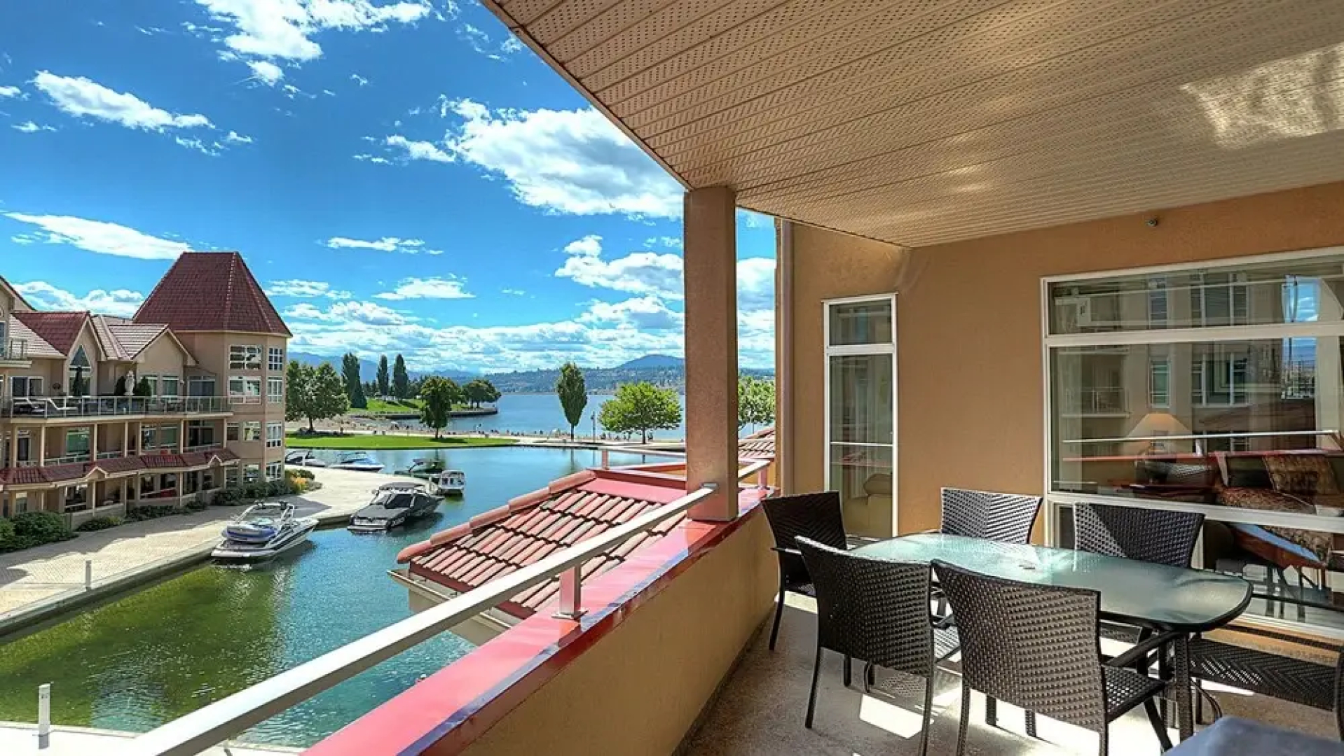 Discovery Bay Resort by Kelowna Resort Acc. - 80+ suites available