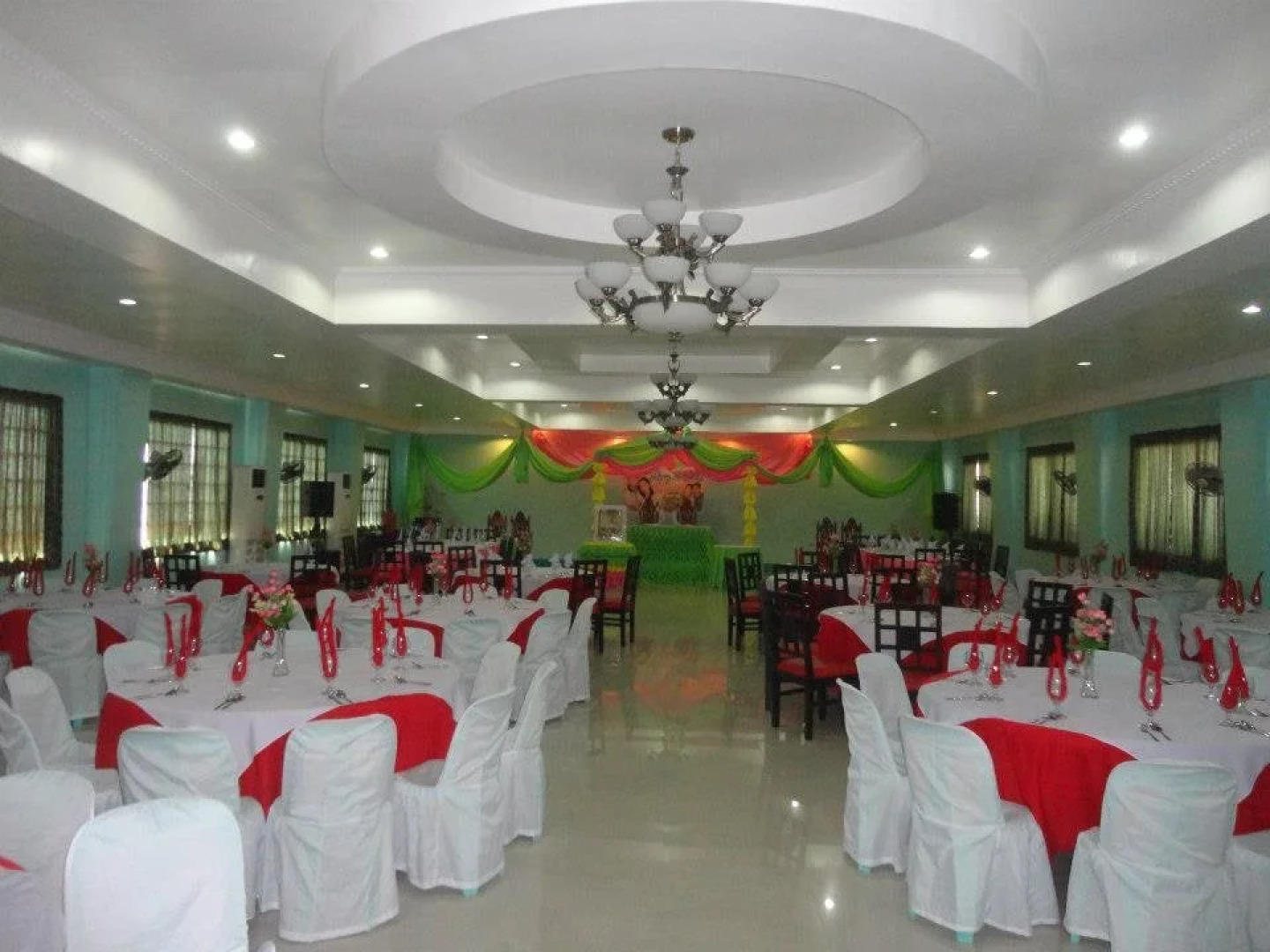 Royal Crest Hotel Restaurant and Sports Centrum