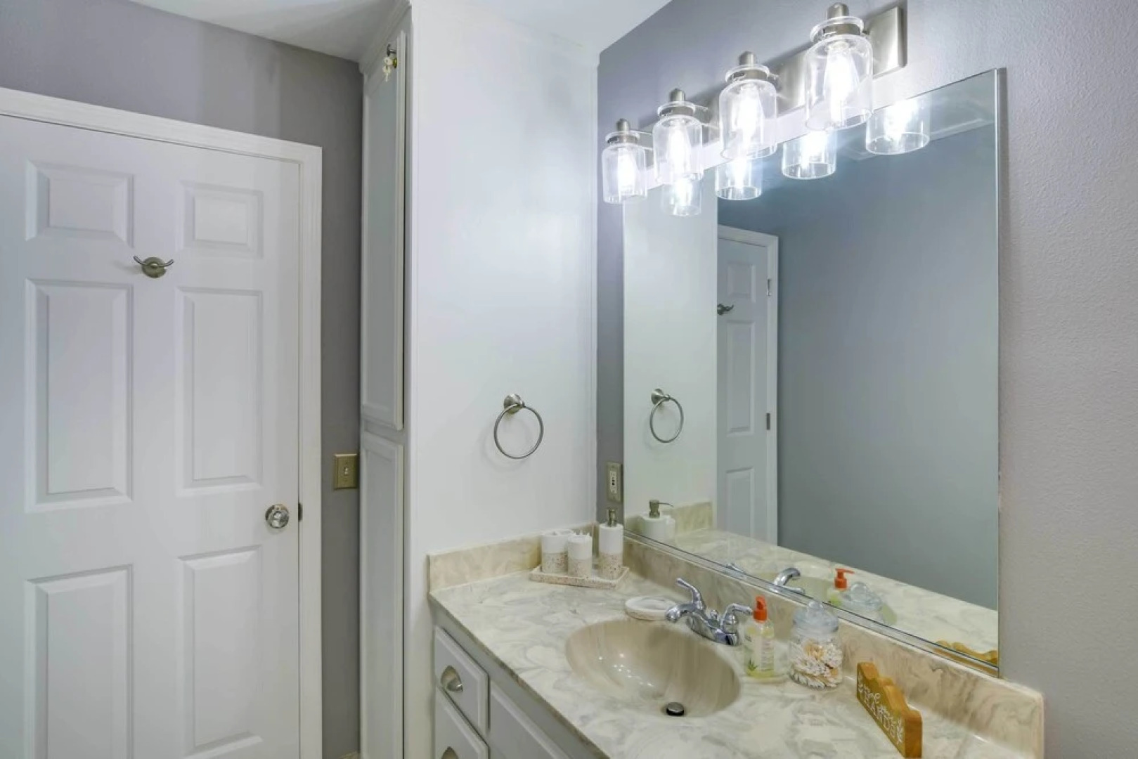 Updated Lake Almanor Retreat w/ Patio & Grill!